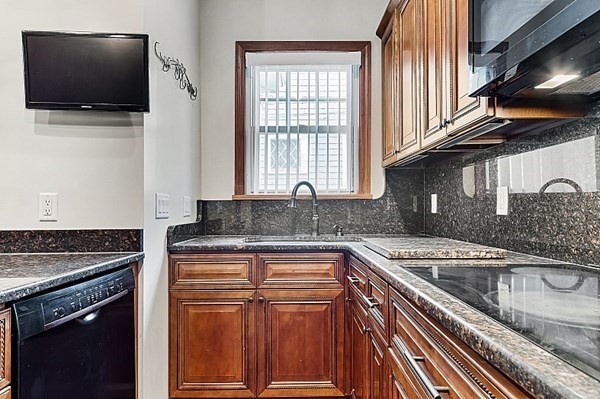 28 Bond Street Lowell, MA 01851 - Photo 6 of 42