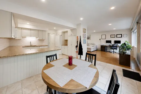 $3,250 | 370 Park Avenue, Unit E, Highland Park, IL 60035