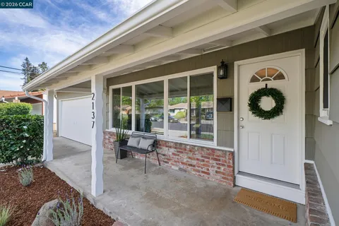 a view of entryway front of house and yard