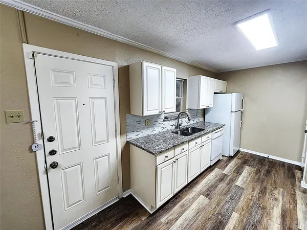 $2,400 | 127 Cooper Street, Cedar Hill, TX 75104