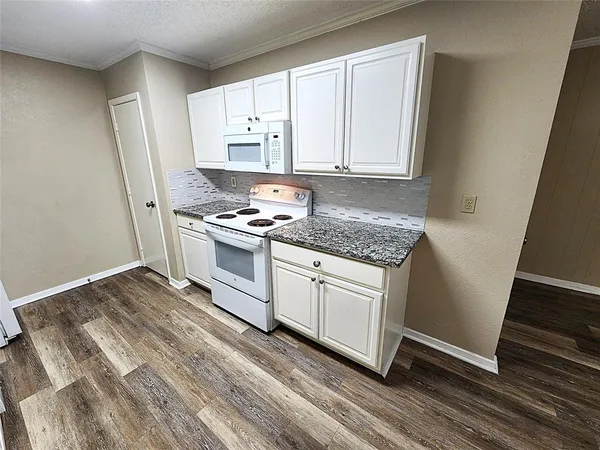 $2,400 | 127 Cooper Street, Cedar Hill, TX 75104