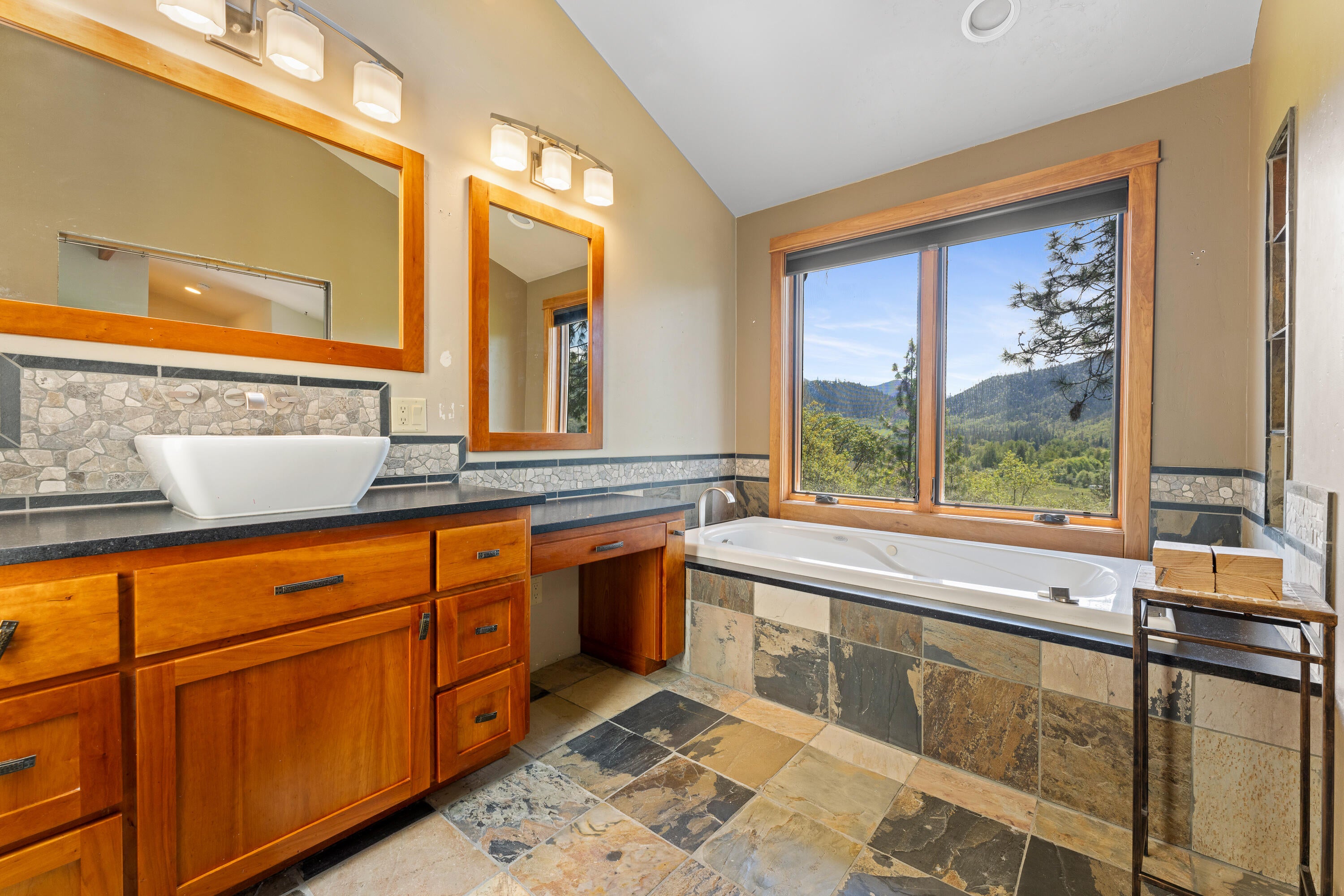 17110 North Applegate Road Grants Pass, OR 97527 - Photo 10 of 31 Primary bath