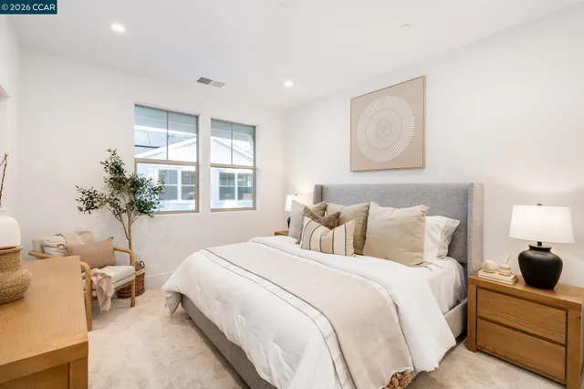 a en suite spacious bathroom with a double vanity sink and mirror