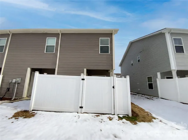 a view of a house with backyard