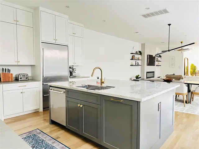 a view of a house with yard and porch