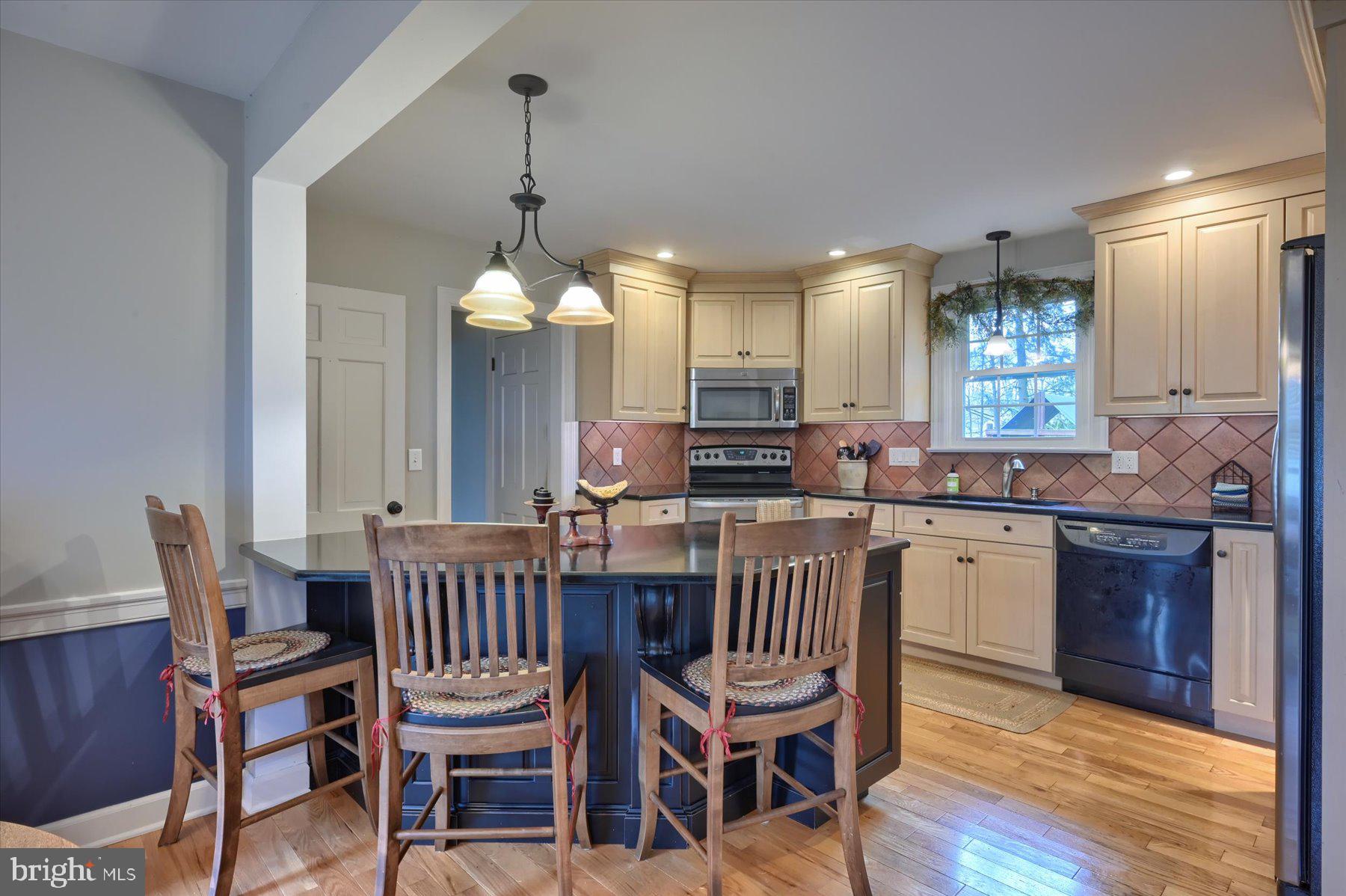 15 Pennwood Road Lebanon, PA 17042 - Photo 23 of 46 Kitchen with island seating