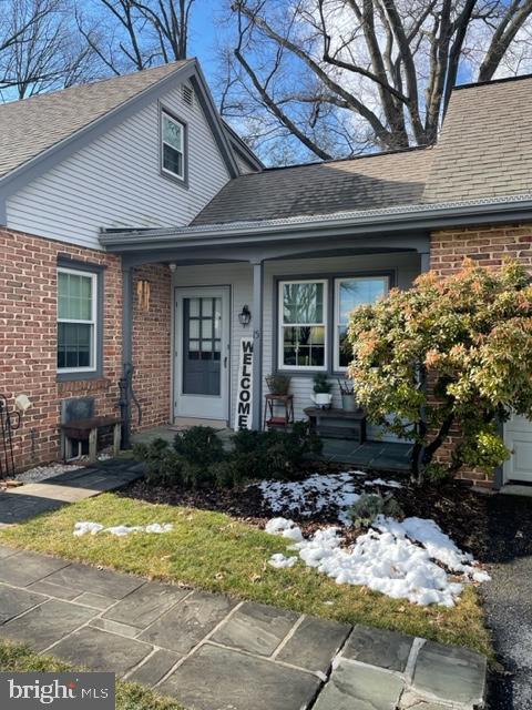 15 Pennwood Road Lebanon, PA 17042 - Photo 7 of 46 Front side porch