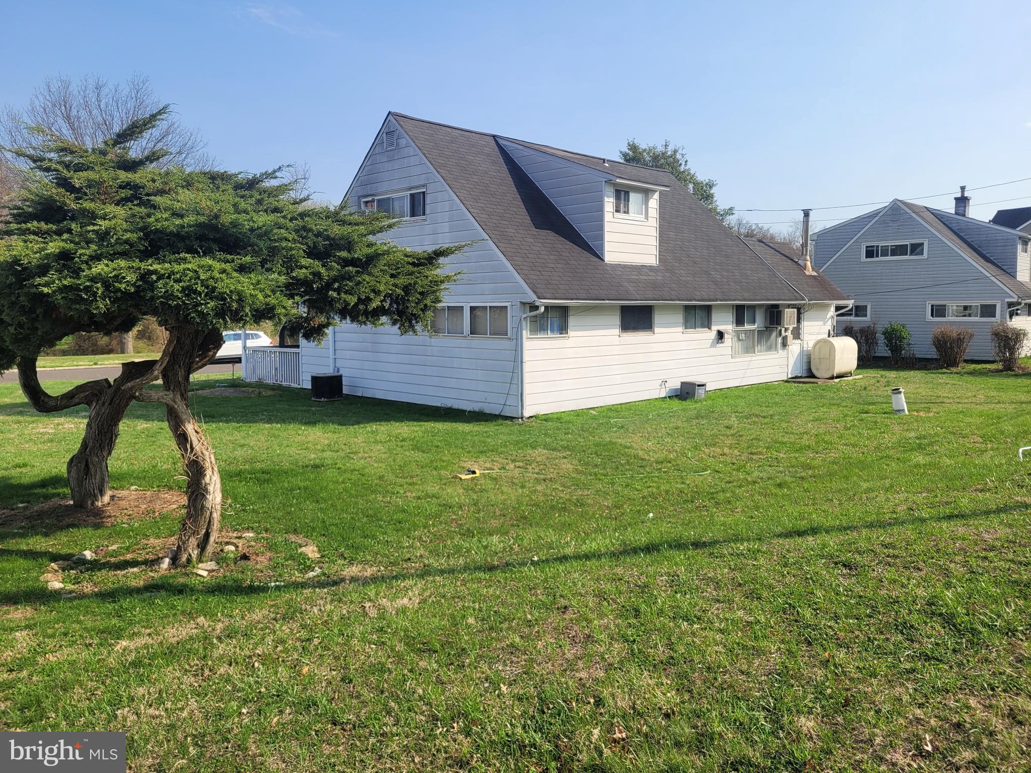 19 Camellia Road Levittown, PA 19057 - Photo 2 of 4