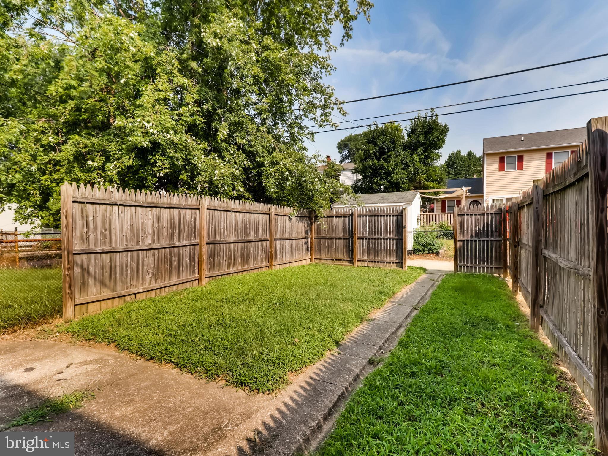 7042 Dunbar Road Dundalk, MD 21222 - Photo 27 of 28 Fenced yard