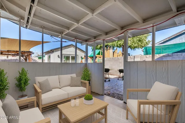 a view of a backyard