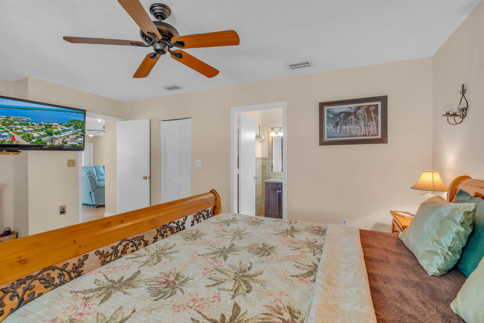 321 3rd Road Key Largo, FL 33037 - Photo 30 of 45 a bedroom with a bed and a dresser