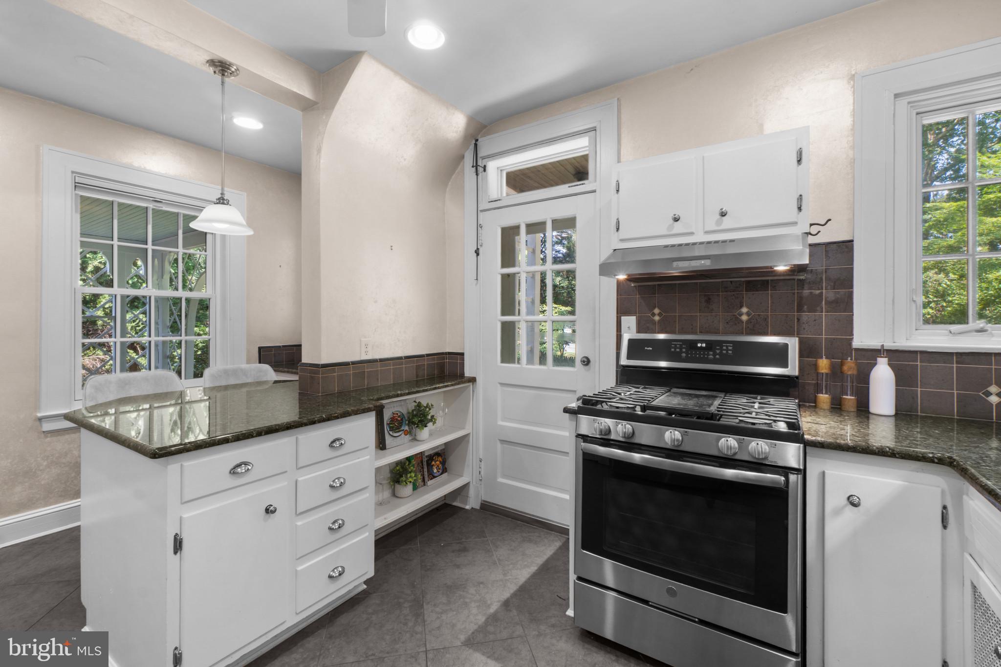 306 Broxton Road Baltimore, MD 21212 - Photo 16 of 37