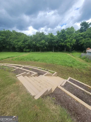 a view of a backyard