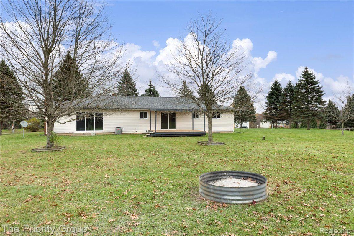 11679 Milford Road Holly, MI 48442 - Photo 29 of 34 Fire-pit included and ready for use!
