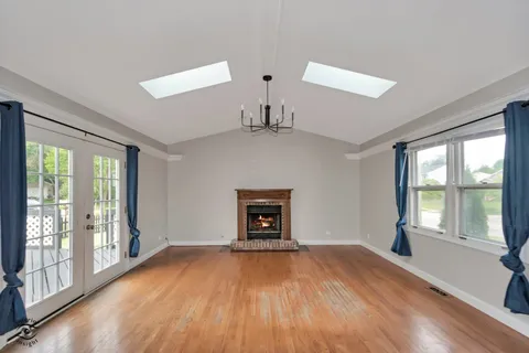 $525,000 | 8348 Adbeth Avenue, Woodridge, IL 60517
