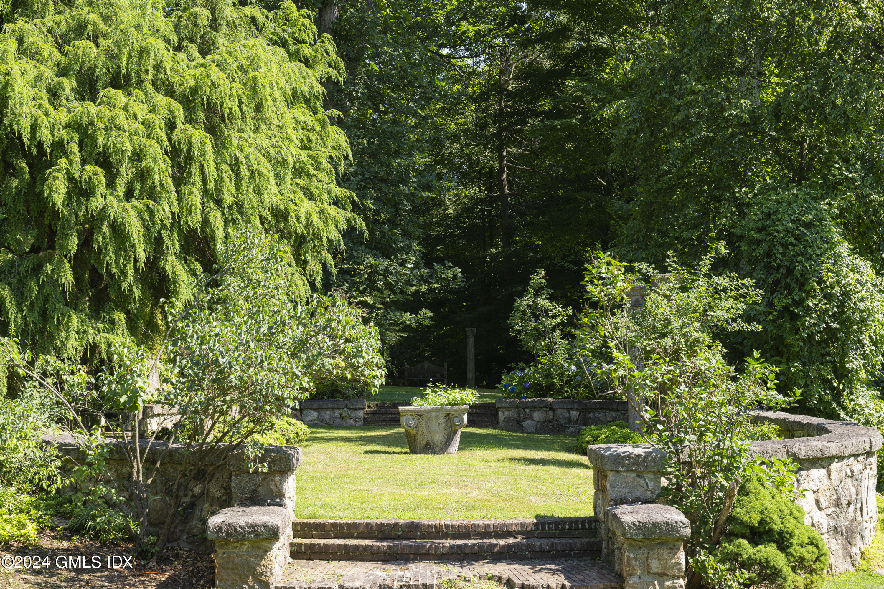 10 Cliffdale Road Greenwich, CT 06831 - Photo 26 of 31 a backyard of a house with chairs