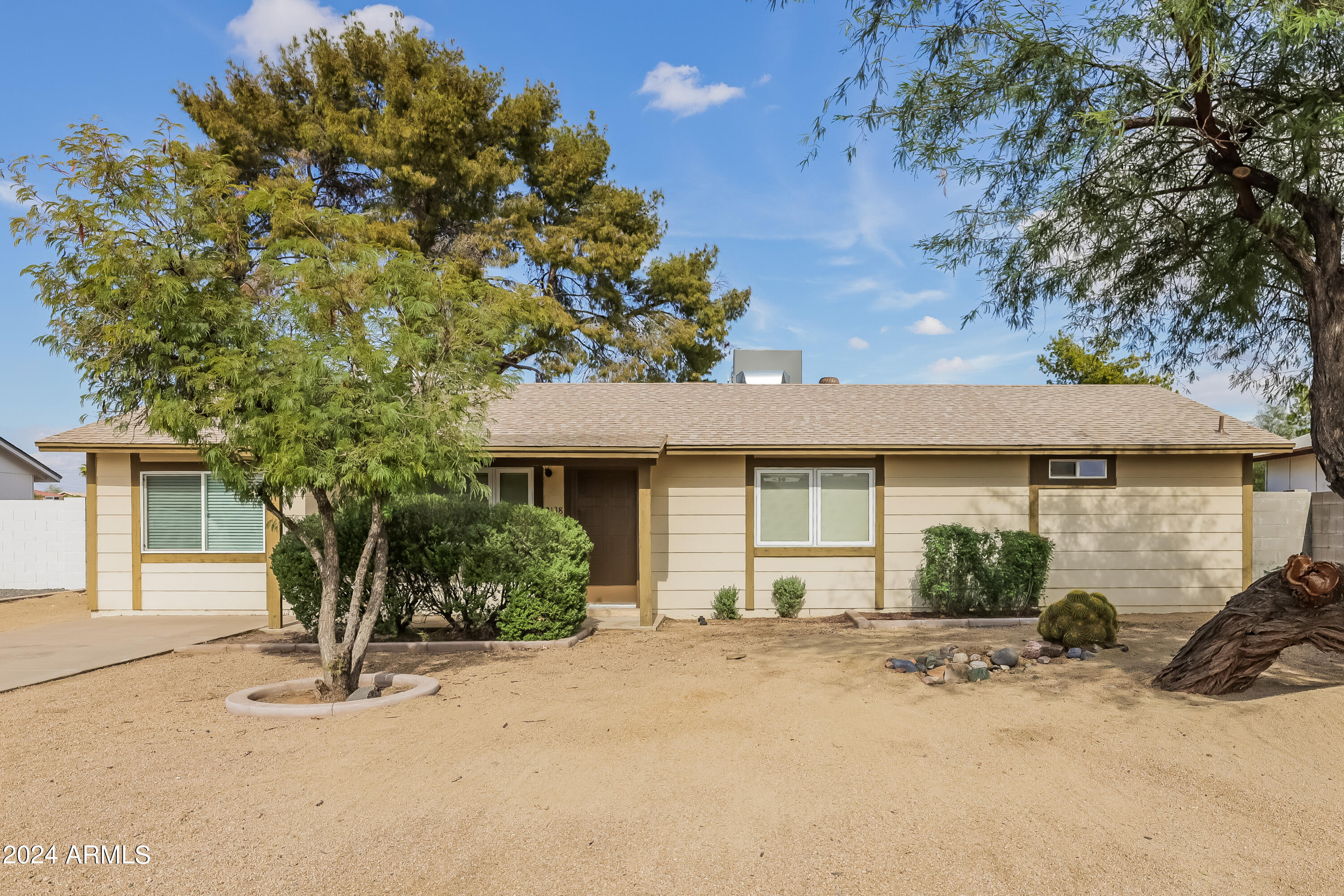 2138 East Monte Cristo Avenue Phoenix, AZ 85022 - Photo 1 of 16 016-photo-front-view-12090830