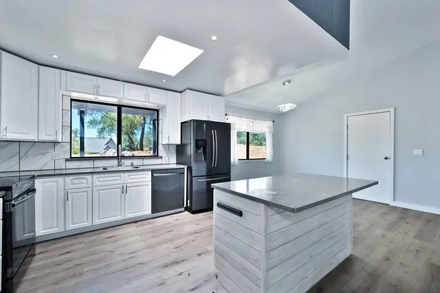 an empty room with closet and ceiling fan