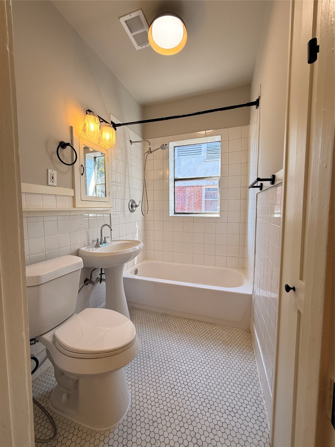1201 West Gray Street, Unit 3 Houston, TX 77019 - Photo 11 of 14 a bathroom with a toilet a sink and a bathtub