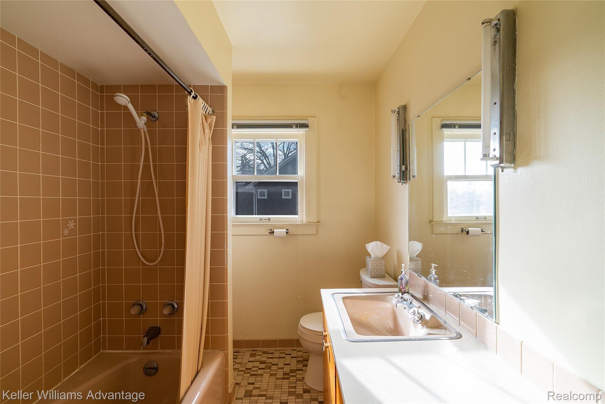 320 Wesley Street Rochester, MI 48307 - Photo 18 of 27 WesleySt_320_Full Bath 2.jpg