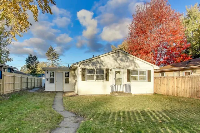 a view of a house with a backyard