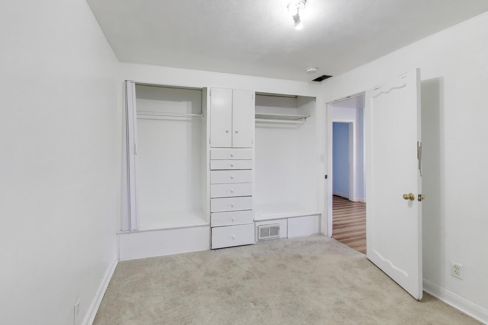 2524 Gilboa Avenue Zion, IL 60099 - Photo 17 of 33 a view of an empty room