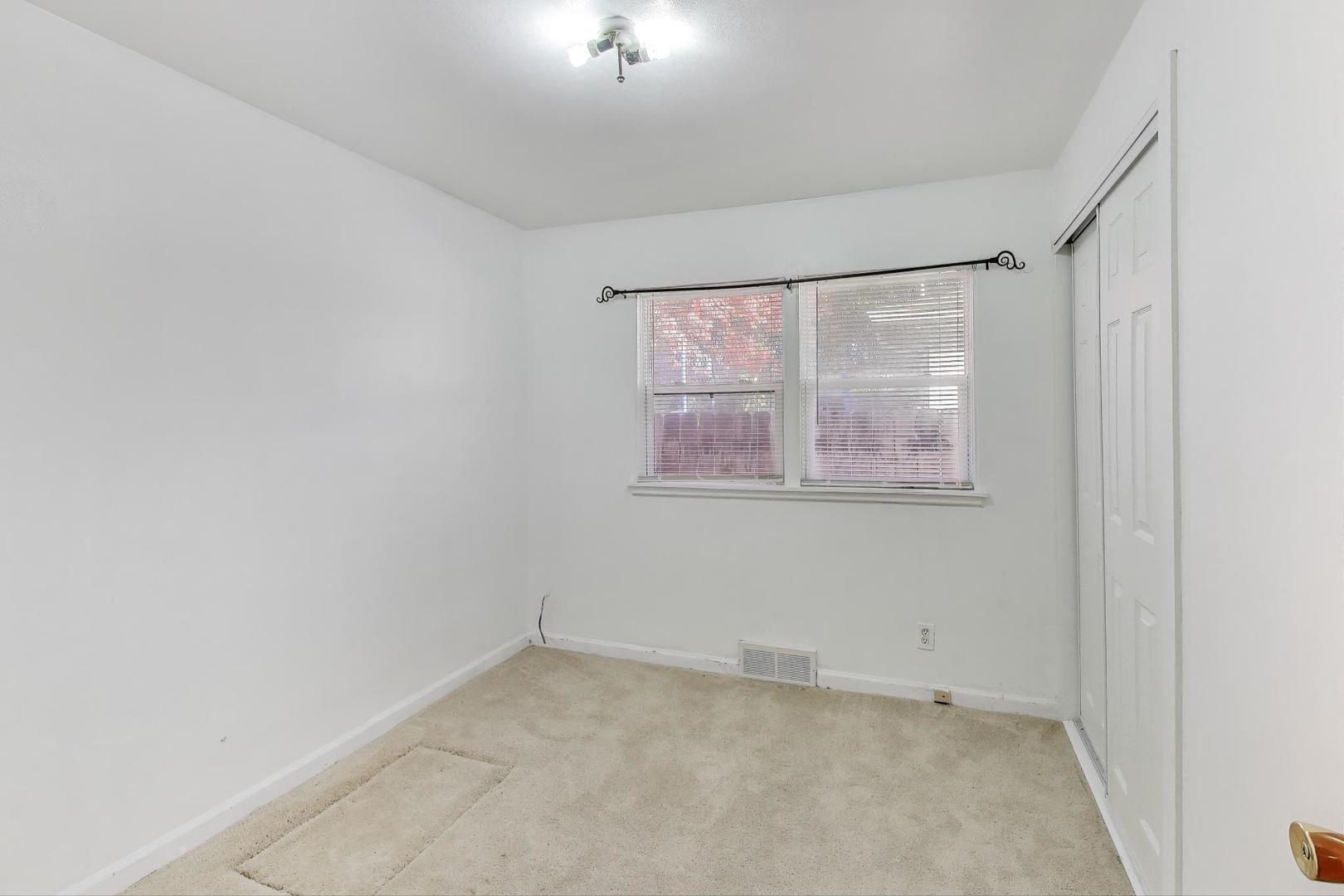 2524 Gilboa Avenue Zion, IL 60099 - Photo 21 of 33 an empty room with windows