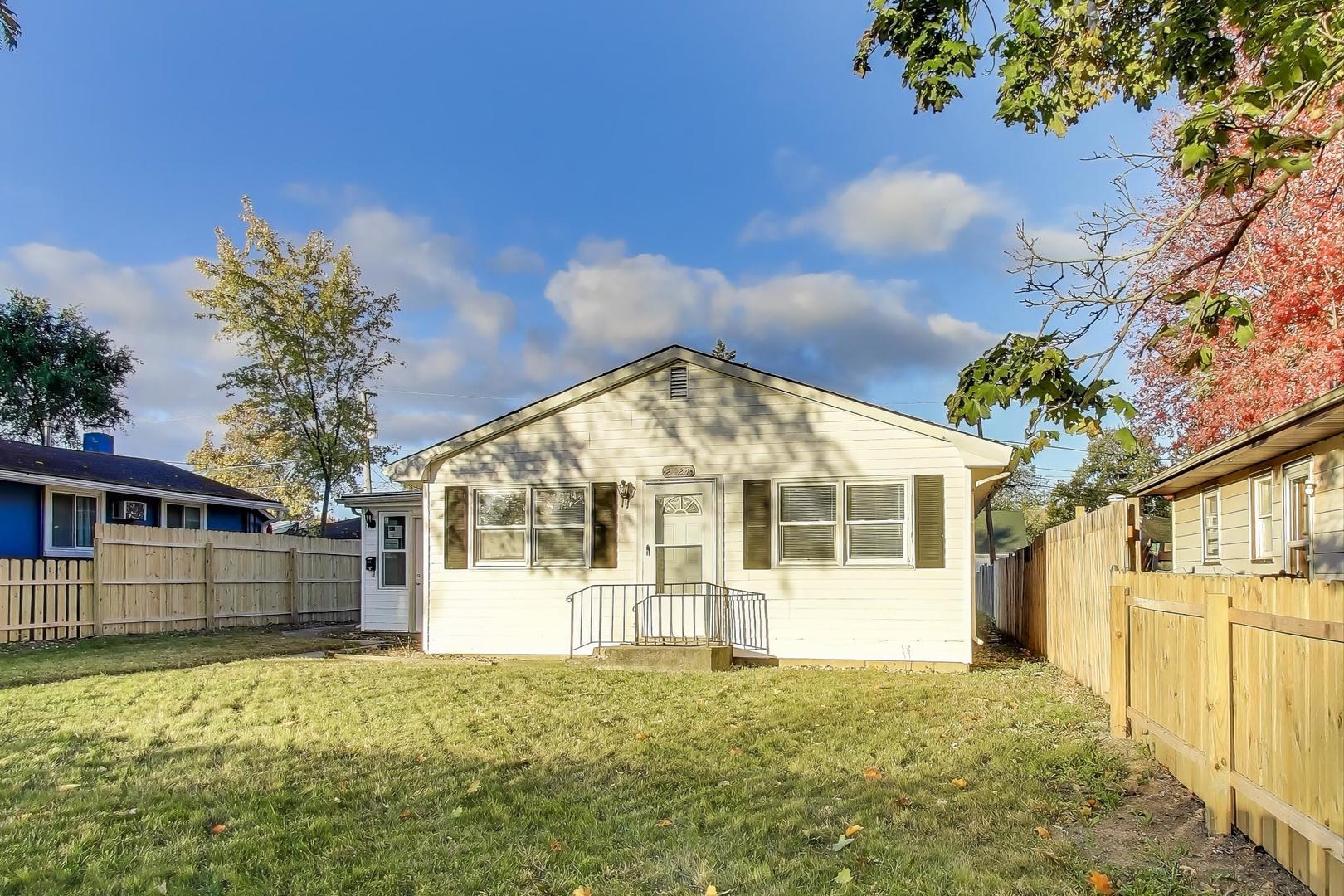 2524 Gilboa Avenue Zion, IL 60099 - Photo 3 of 33 front view of a house with a garden