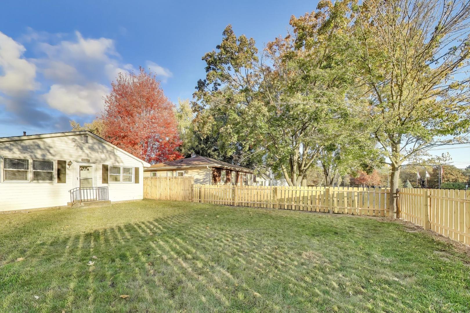 2524 Gilboa Avenue Zion, IL 60099 - Photo 5 of 33 front view of a house with a yard