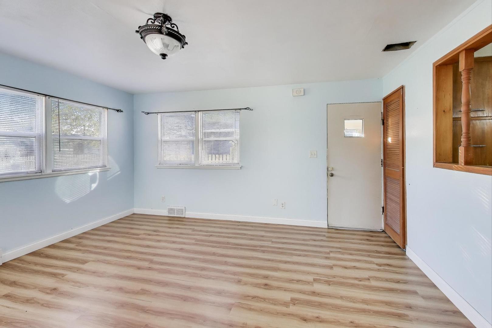 2524 Gilboa Avenue Zion, IL 60099 - Photo 8 of 33 a view of a livingroom with wooden floor and a window