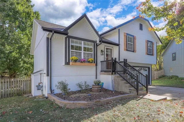 $319,000 | 313 Southeast Onyx Court, Lee's Summit, MO 64063