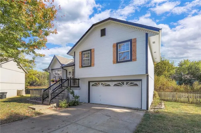 $319,000 | 313 Southeast Onyx Court, Lee's Summit, MO 64063