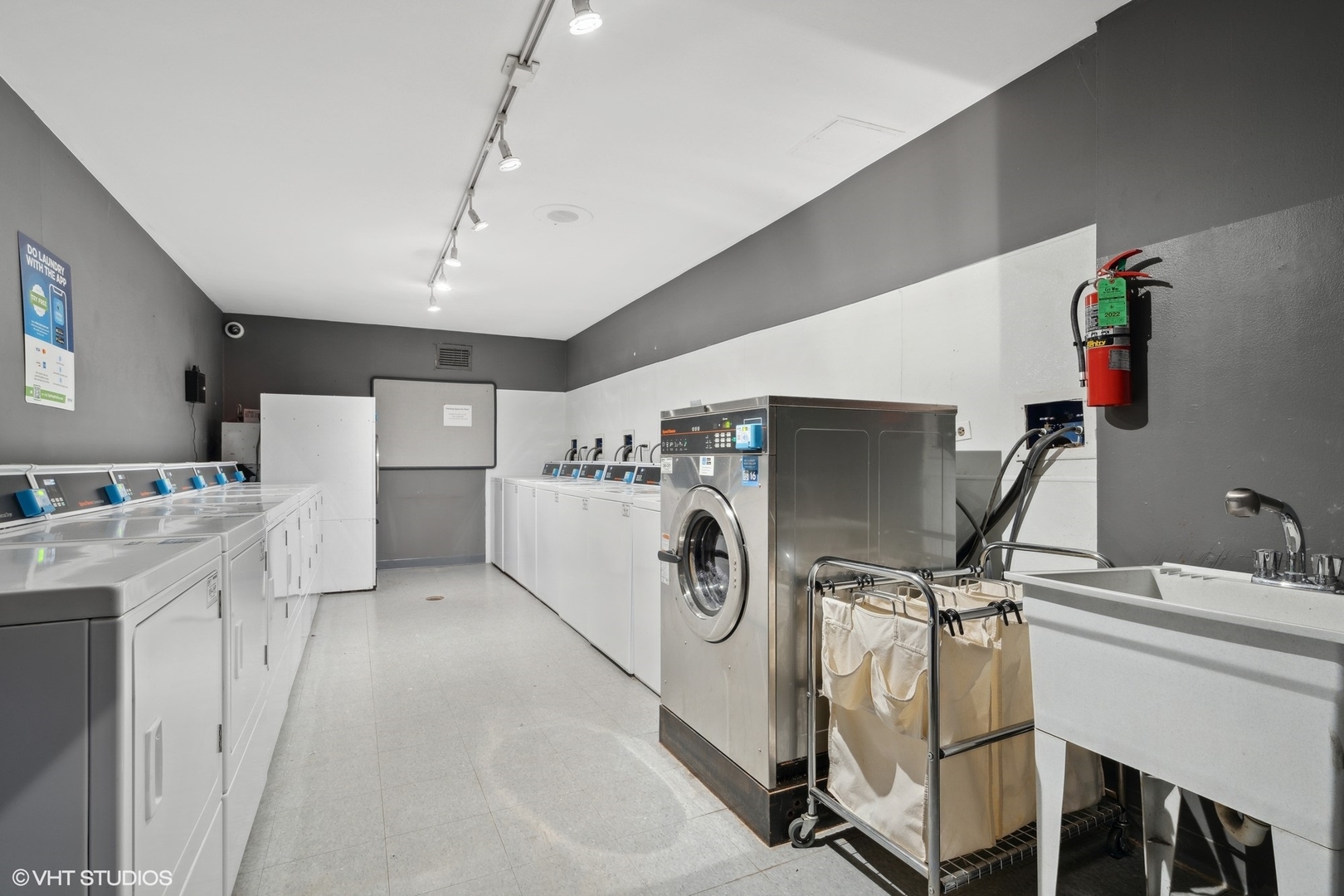450 West Briar Place, Unit 7B Chicago, IL 60657 - Photo 14 of 15 a view of kitchen with appliances and cabinets