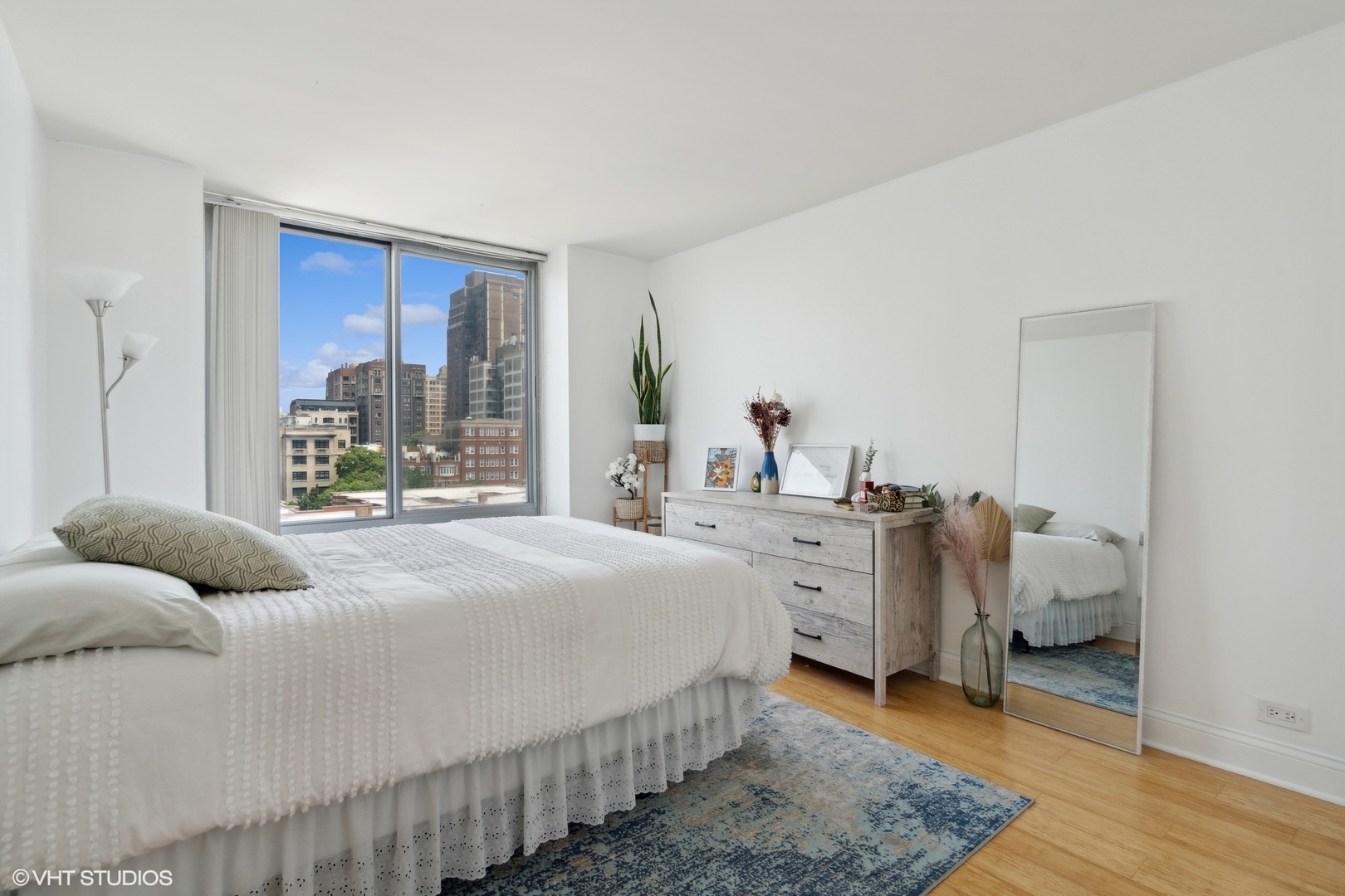 450 West Briar Place, Unit 7B Chicago, IL 60657 - Photo 10 of 15 a bedroom with a bed and a window