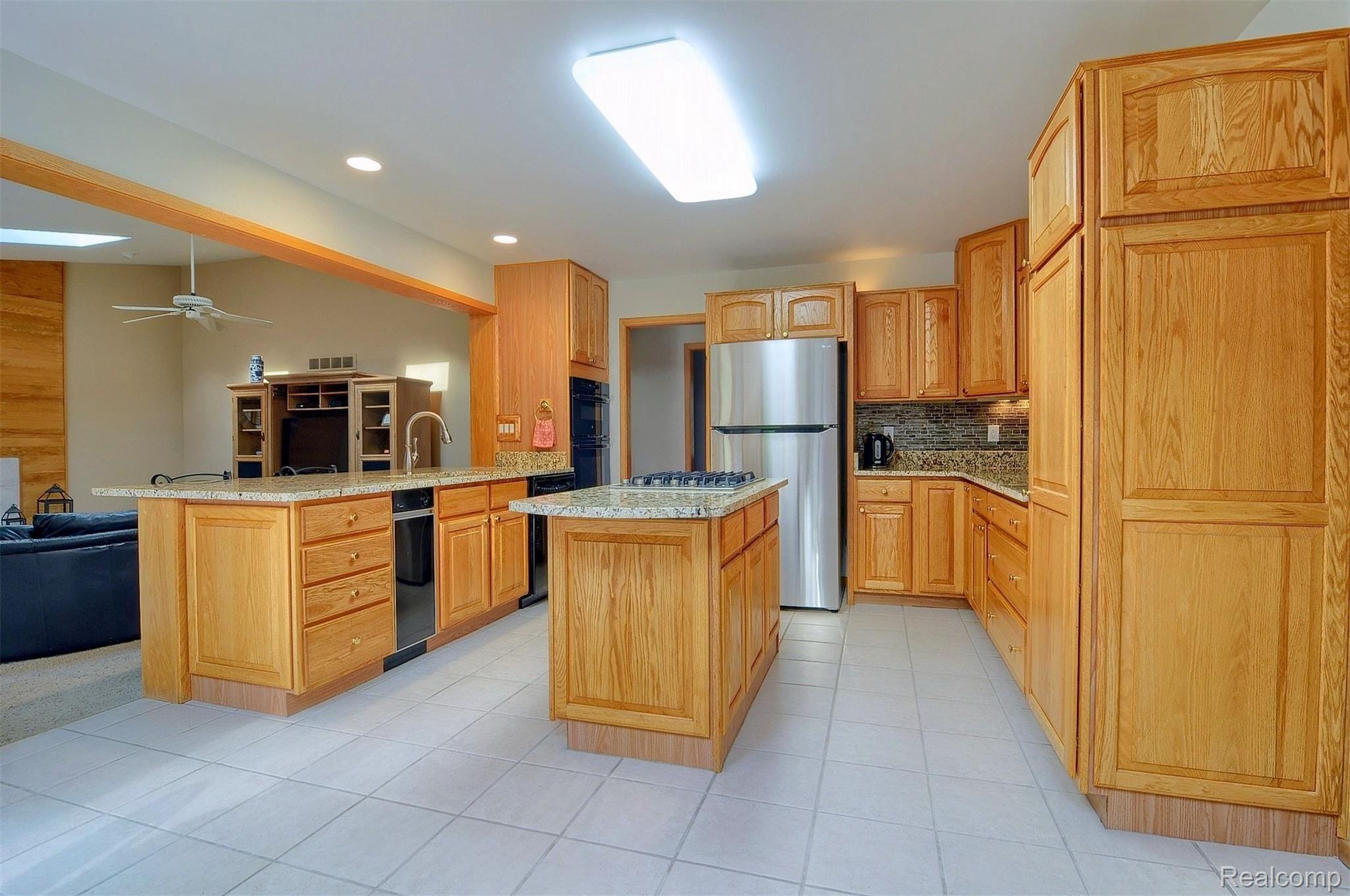 1923 Independence Court Rochester, MI 48306 - Photo 10 of 43 10-Kitchen.jpg