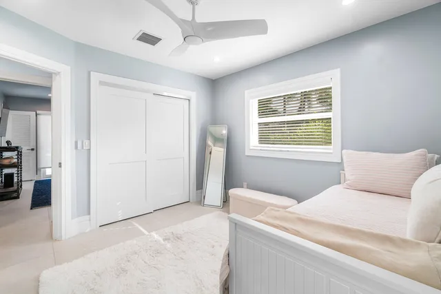 a view of house with garden