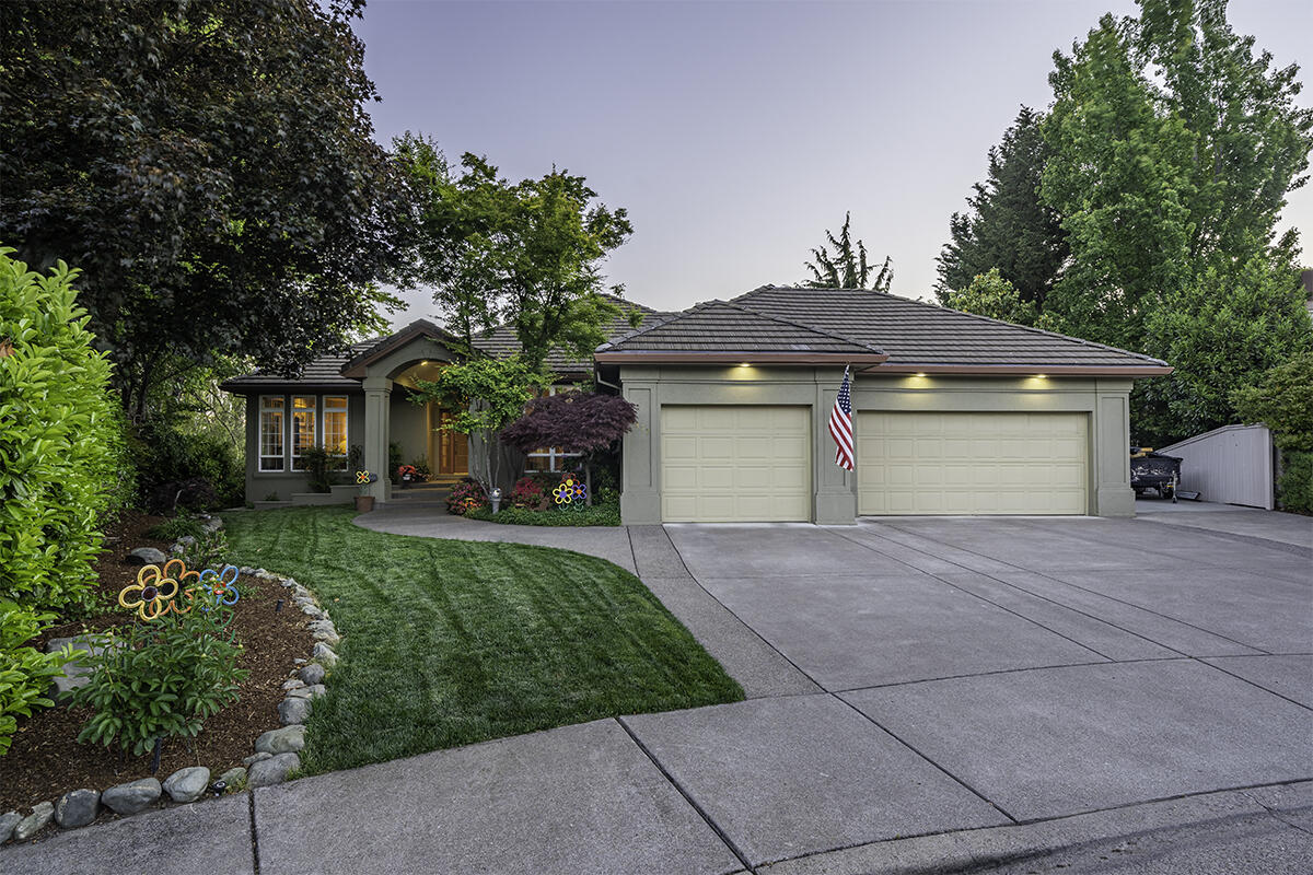 2972 Rosedale Terrace Medford, OR 97504 - Photo 3 of 55 DSC03448-HDR-Edit