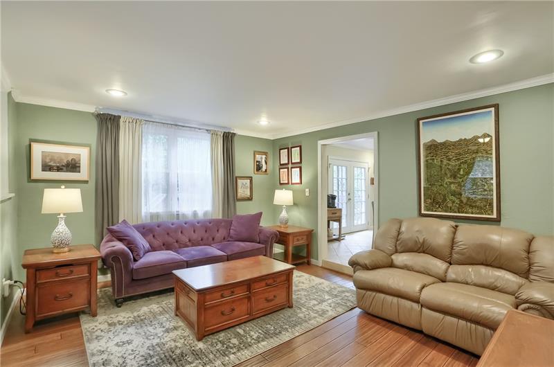 8 North Park Road Pittsburgh, PA 15229 - Photo 8 of 25 Living Room