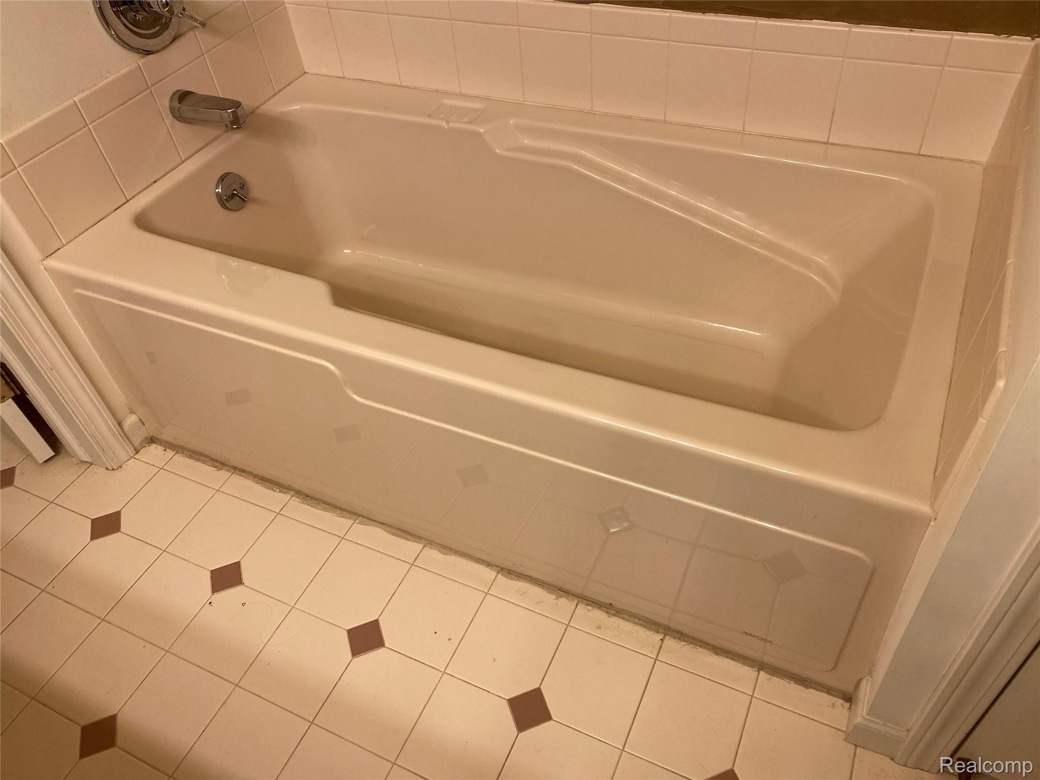 603 East Davisburg Road Holly, MI 48442 - Photo 26 of 29 Tub & Ceramic Tile in Master Bath!