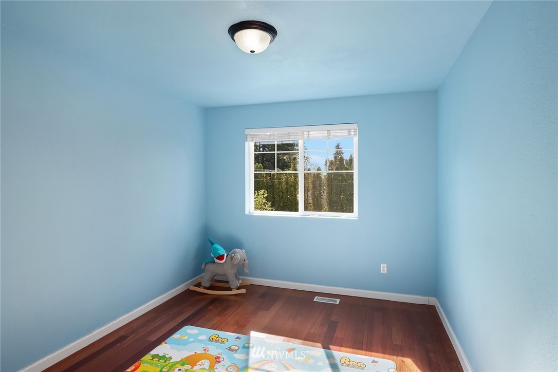 4532 Northeast 10th Street Renton, WA 98059 - Photo 20 of 24 an empty room with a window