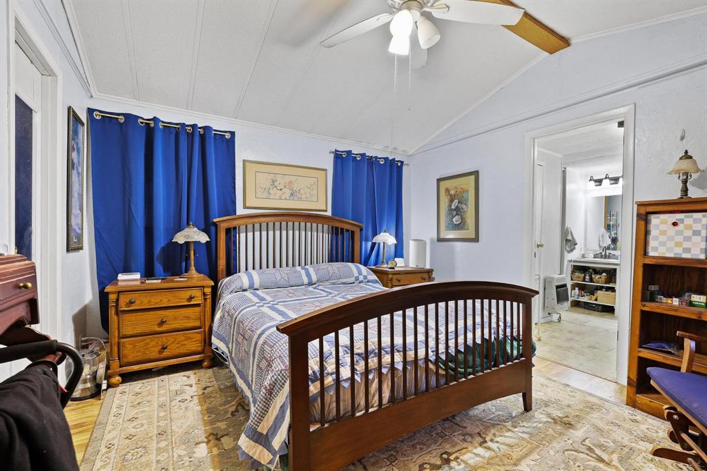 252 Meadow Lake Estates Road Denison, TX 75021 - Photo 10 of 37 Large bedroom with ensuite connected