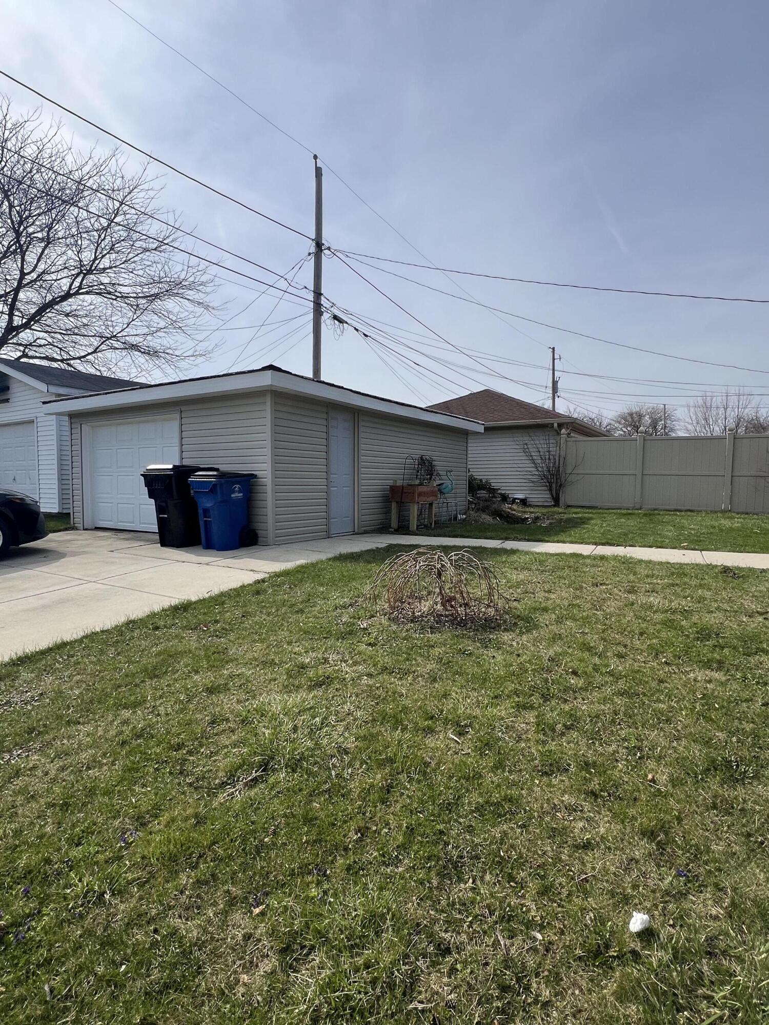 1854 Jupiter Avenue Racine, WI 53404 - Photo 3 of 15 Garage