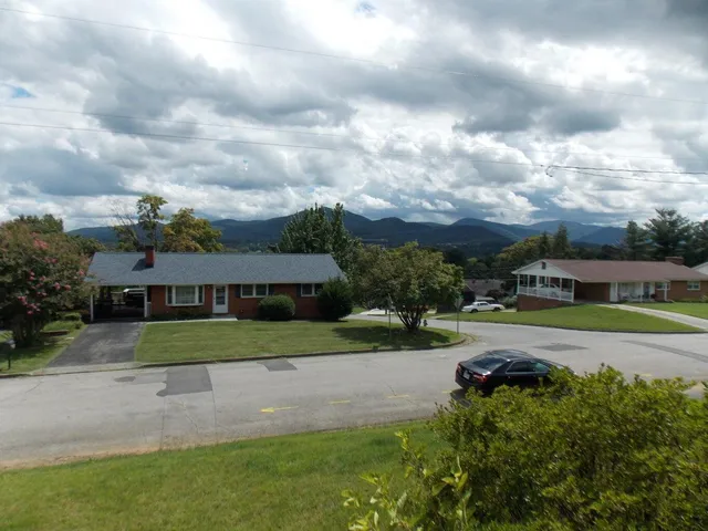a view of big yard in front of a house