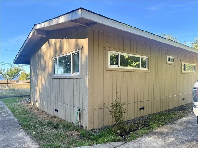 a front view of house with yard