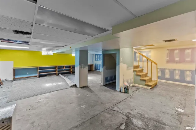a view of a livingroom with furniture and a garage