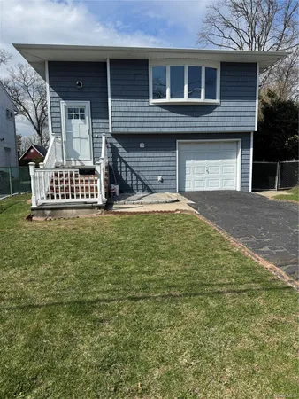 a view of a house with yard and porch