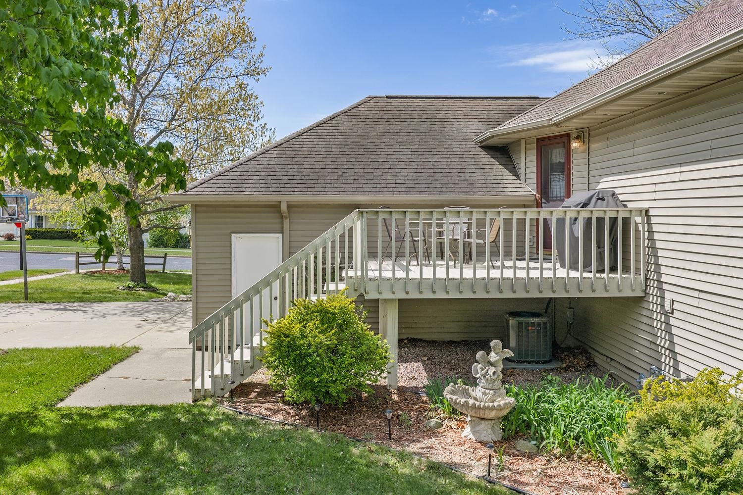 1827 Huntington Park Drive Reedsburg, WI 53959 - Photo 5 of 38
