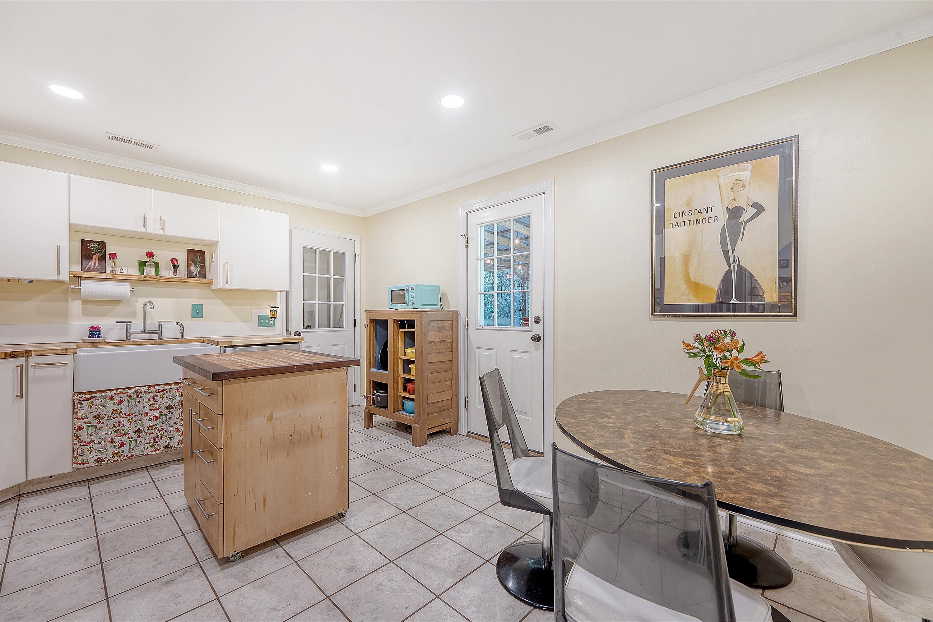 1137 Ocean View Road Charleston, SC 29412 - Photo 5 of 22 Eat-in Kitchen
