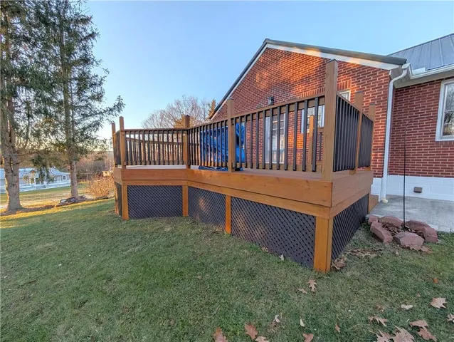 a view of a house with backyard and a hammock