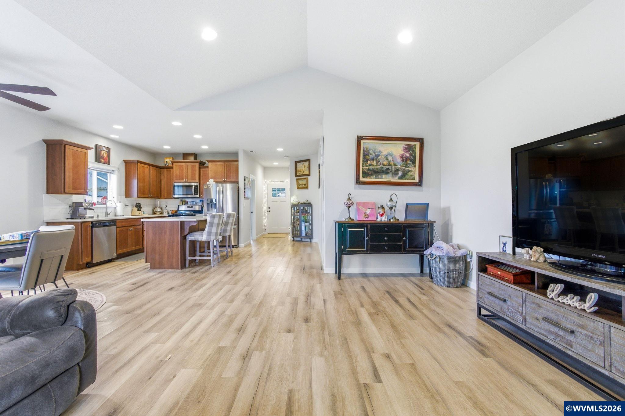 901 Riley Drive Northeast Silverton, OR 97381 - Photo 10 of 34
